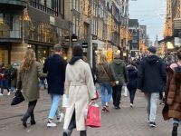 Shoppers in Amsterdam. Photo: DutchNews 