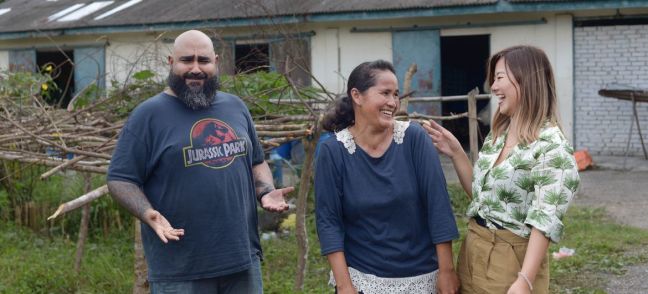 © OHCHR Malaysia/Puah Sze Ning Comedian Kavin Jay and Instagram influencer Elvi made a day trip to a rubber plantation where they had their first taste of Cambodia’s “number one food”, nom banh chok, prepared by their host Liza, a Cambodia migrant.