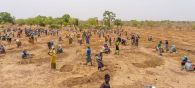 © WFP/Cheick Omar-Bandaogo People in rural Burkina Faso prepare a field to plant trees and shrubs to help revitalize the soil and prevent erosion.